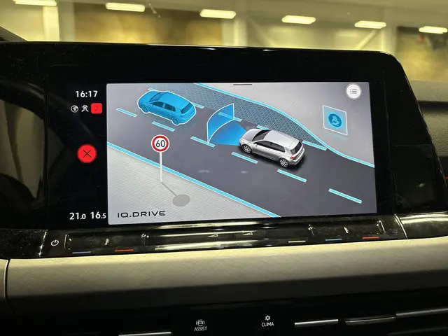 Volkswagen Golf 1.0 110pk DSG eTSI Life 2023 Benzine 11