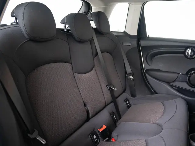 MINI 5-Deurs One 2019 Benzine 10