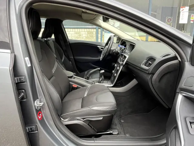 Volvo V40 2.0 T3 Momentum 2016 Benzine 27