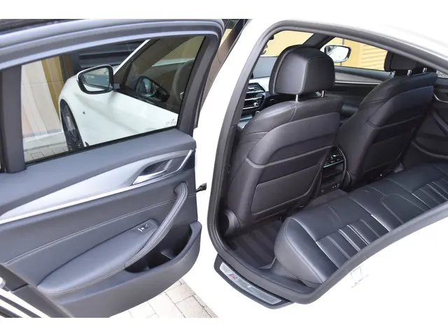BMW 5 Serie 520i High Executive 2020 Benzine 26