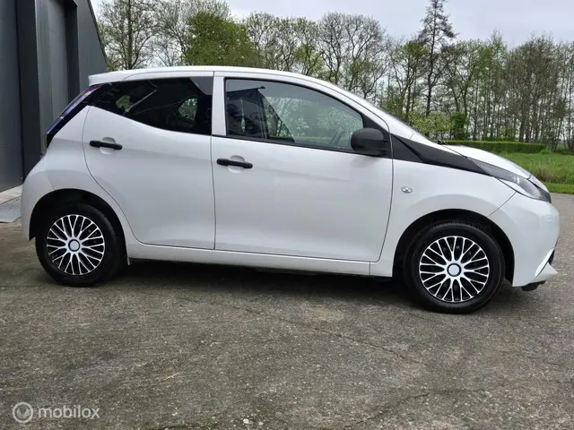 Toyota Aygo 1.0 VVT-i x, airco, 5drs 2017 Benzine 3