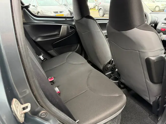 Toyota Aygo 1.0 VVT-i Now 2014 Benzine 13