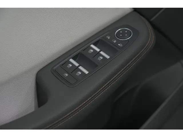 Renault Clio TCe 130 EDC Initiale Paris 2020 Benzine 29