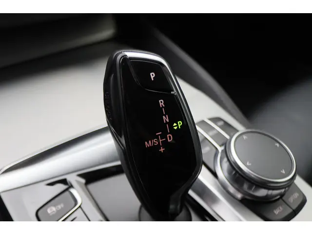 BMW 5 Serie Touring 520i High Executive 2018 Benzine 57