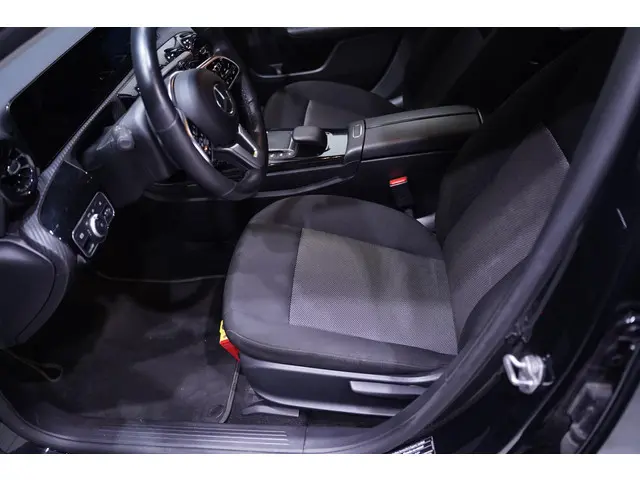 Mercedes-Benz A-Klasse 180d Design 2021 Diesel 25