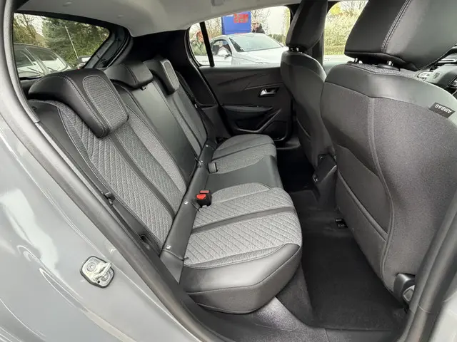 Peugeot 208 1.2 PureTech Allure Pack 2024 Benzine 24