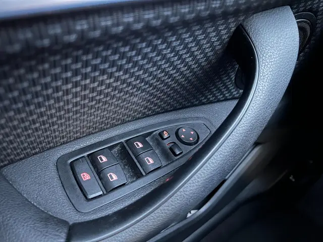 BMW X1 XDrive20i High Executive 2017 Benzine 17