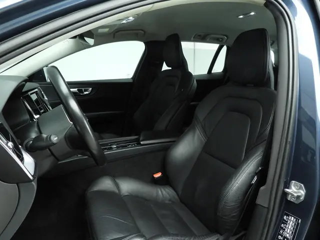 Volvo V60 2.0 B4 MHEV diesel R-Design 2021 Diesel 8