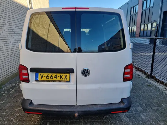 Volkswagen Transporter 2.0 TDI L2H1 2018 Diesel 10