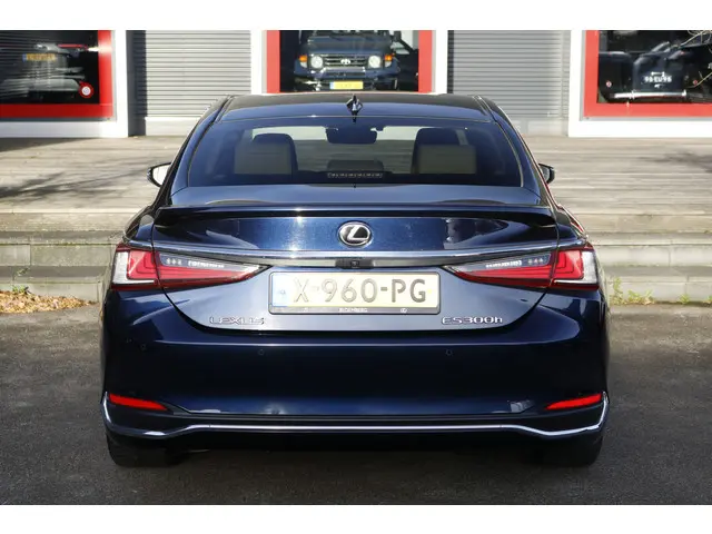 Lexus ES 300h President Line 2024 Hybride Benzine 5