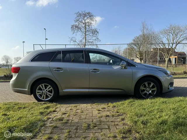Toyota Avensis 1.8 VVTi Business 2012 Benzine 10