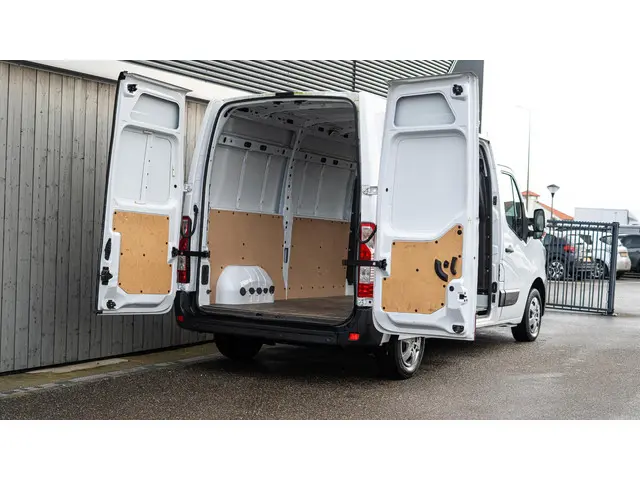 Renault Master T35 2.3 dCi 135 L2H2 Comfort 2022 Diesel 12