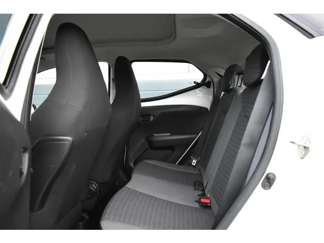 Toyota Aygo 1.0 VVT-i x-play limited 2019 Benzine 11