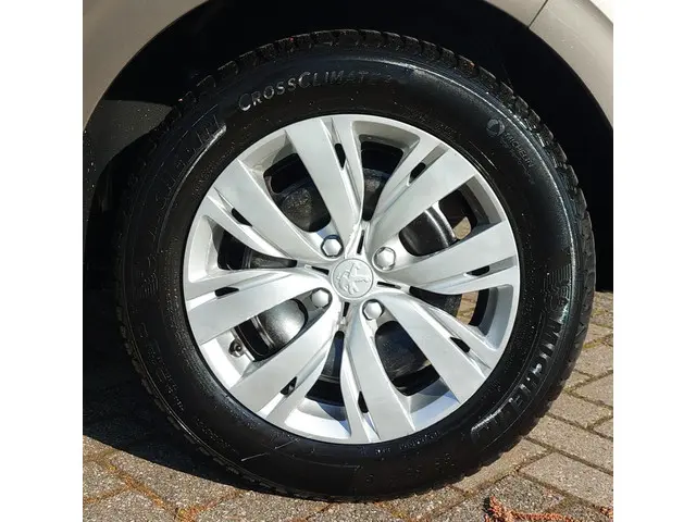 Peugeot 208 1.2 VTi Envy 2013 Benzine 7