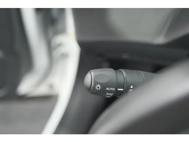 Peugeot 2008 PureTech 130 EAT8 Allure 2023 Benzine 41