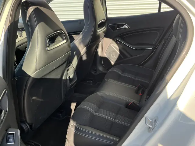 Mercedes-Benz GLA 180 Premium Plus 2017 Benzine 10