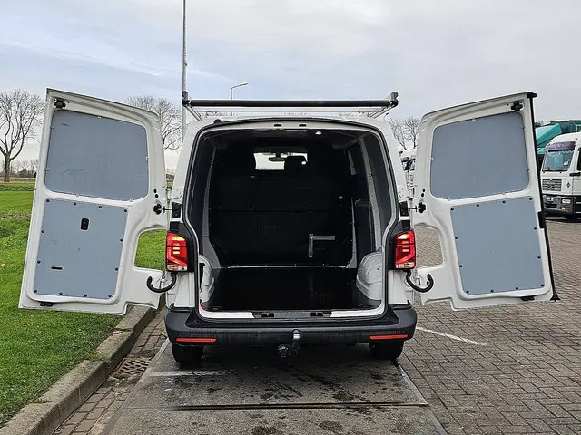 Volkswagen Transporter 2.0 TDI 2022 Diesel 12