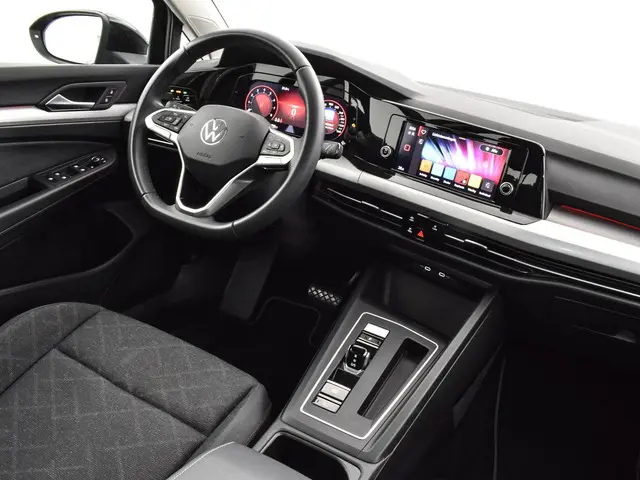 Volkswagen Golf 1.0 eTSI 110pk DSG Life 2024 Benzine 27