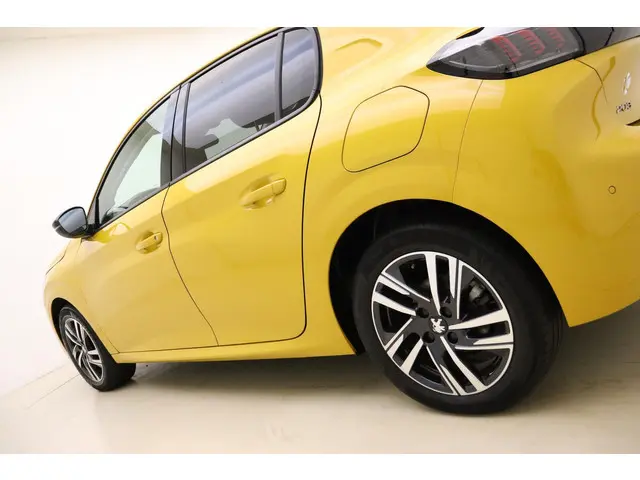 Peugeot 208 1.2 100pk Automaat Allure 2022 Benzine 16