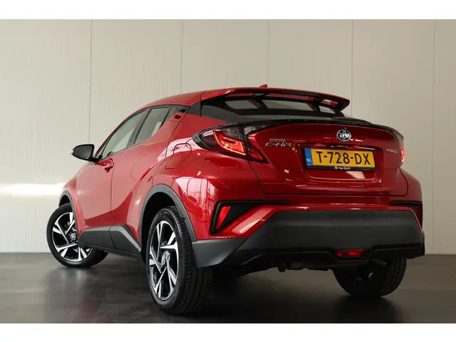 Toyota C-HR 1.8 Hybrid Dynamic, 2023 Hybride Benzine 30