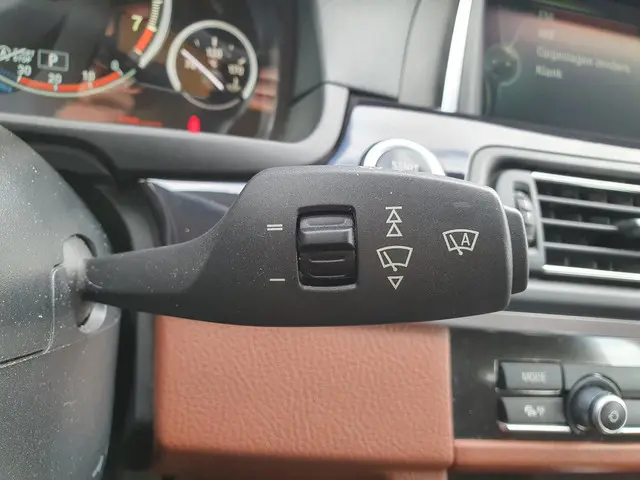 BMW 5 Serie Touring 528xi High Executive 2014 Benzine 19