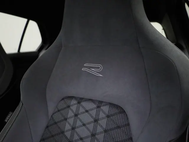 Volkswagen Golf 1.5 eTSI 130pk DSG R-Line 2024 Benzine 32