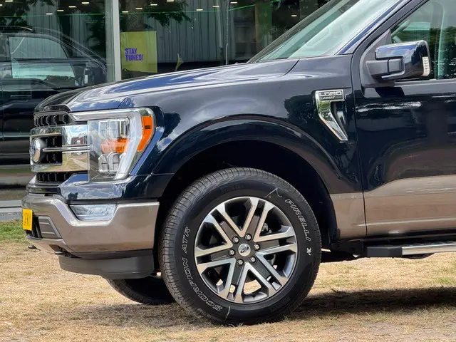Ford F-150 USA 3.5L V6 Lariat full-spec! 2024 Benzine 4