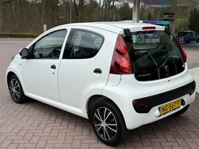 Peugeot 107 1.0 Urban Light Accent 2014 Benzine 4