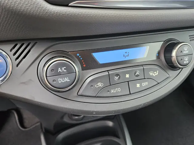 Toyota Yaris 1.5 Hybrid Dynamic 2015 Hybride Benzine 19