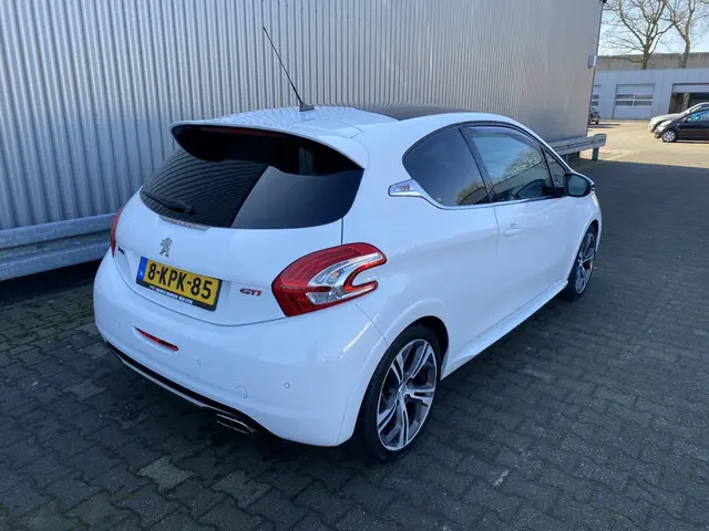 Peugeot 208 1.6 THP GTi 2013 Benzine 2