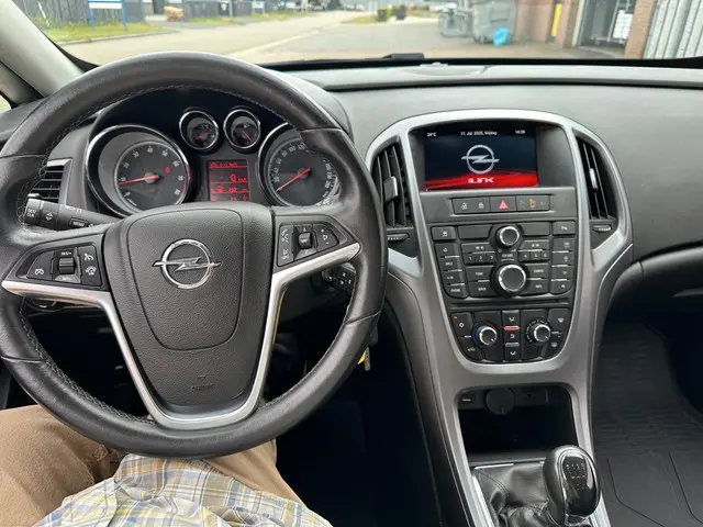 Opel Astra GTC 1.4 Turbo Design Edition 2015 Benzine 15