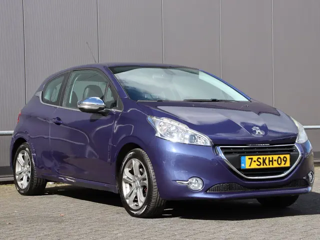 Peugeot 208 1.2 VTi Allure (lichte schade) 2013 Benzine 4