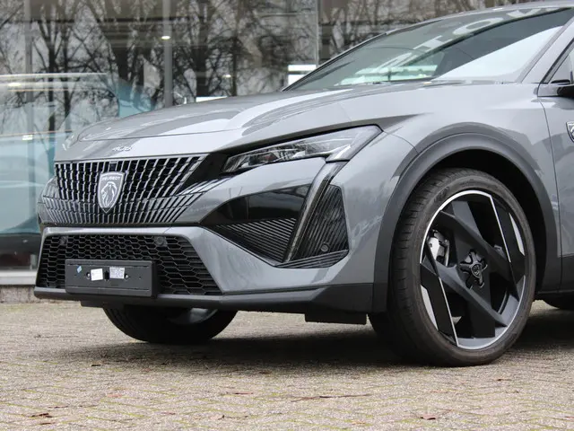 Peugeot 408 1.6 HYbrid 225 EAT8 GT 2025 Hybride Benzine 15