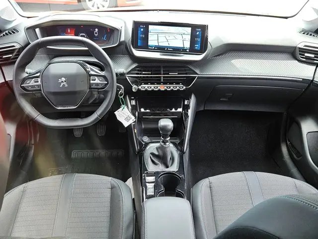 Peugeot 208 1.2 PureTech Allure Pack 2023 Benzine 12