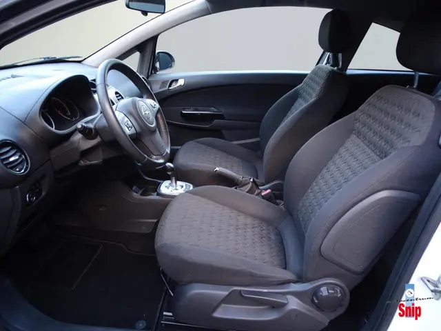 Opel Corsa 1.2-16V Cosmo Automaat 2013 Benzine 11