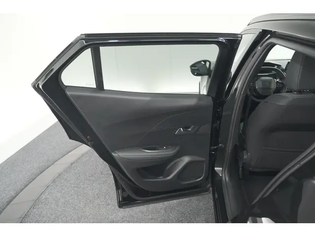 Peugeot 2008 PureTech 130 Allure Pack 2023 Benzine 61