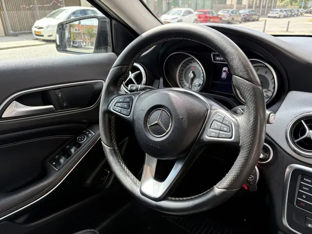 Mercedes-Benz GLA 200 Prestige 2016 Benzine 13
