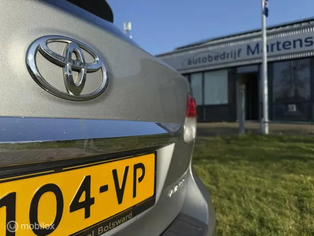 Toyota Avensis 1.8 VVTi Business 2012 Benzine 15