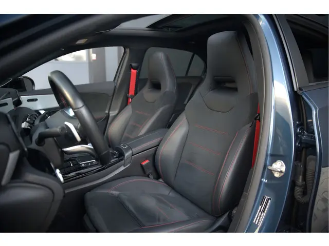 Mercedes-Benz A-Klasse AMG 35 4MATIC 2022 Benzine 3
