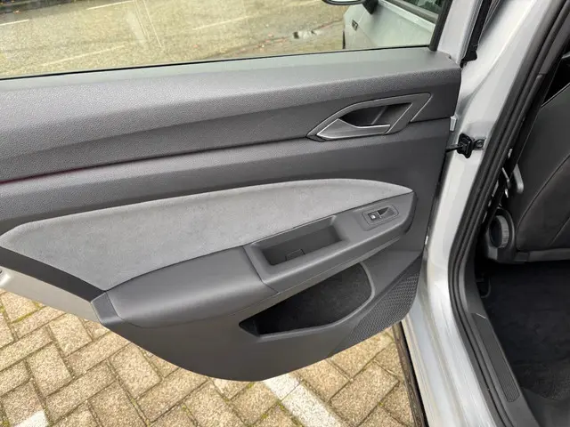 Volkswagen Golf 1.5 eTSI R-Line 2022 Benzine 35