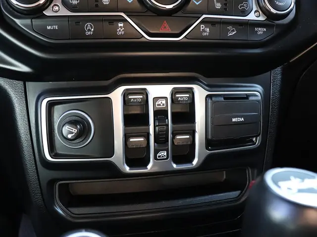 Jeep Wrangler Unlimited 2.0T Sahara 2019 Benzine 26