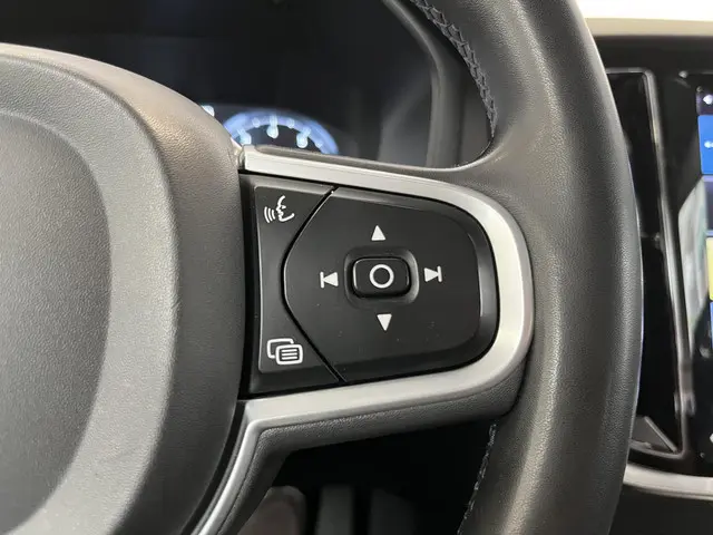 Volvo V60 2.0 B3 Momentum Advantage 2021 Benzine 30