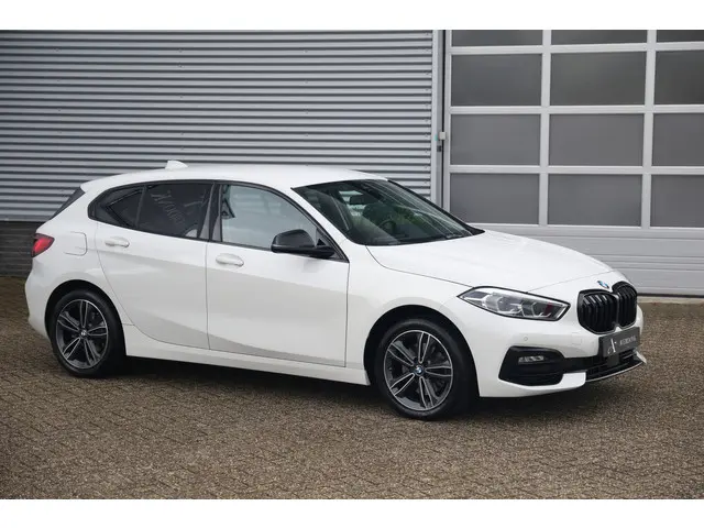 BMW 1 Serie 118i Executive Sportline Aut. 2021 Benzine 18