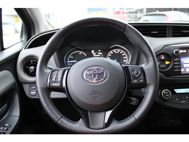 Toyota Yaris 1.5 Hybrid Dynamic 2018 Hybride Benzine 18