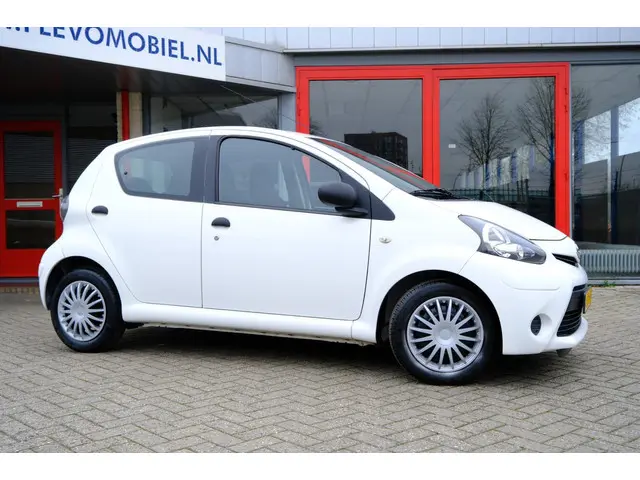 Toyota Aygo 1.0 VVT-i Now 5-Drs *33.180!* Airco 2013 Benzine 4