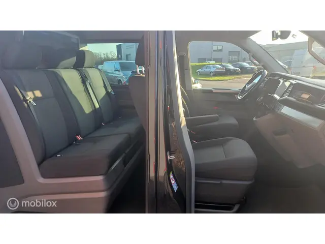 Volkswagen Transporter 2.0 TDI L2H1 30 DC 2021 Diesel 11