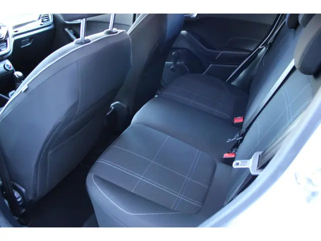 Ford Fiesta 1.1 Airco Navi Carplay PDC Nap 2017 Benzine 37