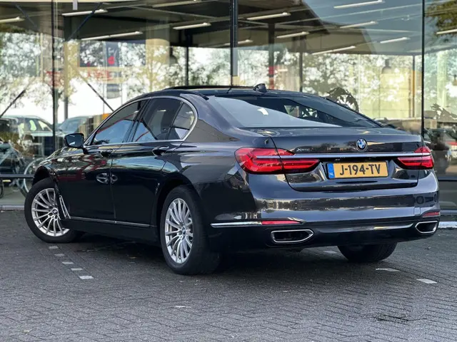 BMW 7 Serie 750i xDrive High Executive 2016 Benzine 13
