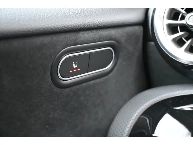 Mercedes-Benz A-Klasse 180 AMG Line 2022 Benzine 33