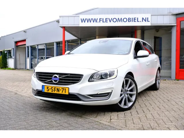 Volvo V60 1.6 D2 Summum Xenon|Leder|LMV|Navi 2013 Diesel